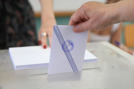 Άνοδο της ΝΔ δείχνουν δύο νέες δημοσκοπήσεις - Απαραίτητη η πολιτική αλλαγή για δικαιοσύνη, λέει το 68%